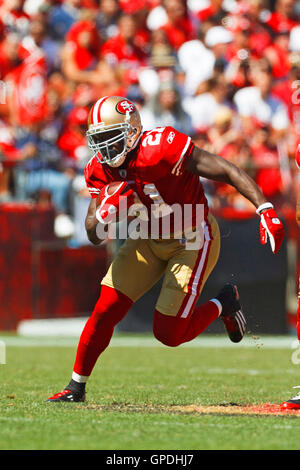 September 18, 2011; San Francisco, CA, USA; San Francisco 49ers running back Frank Gore (21) rushes up field against the Dallas Cowboys during the second quarter at Candlestick Park. Stock Photo