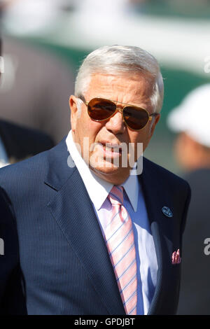 Robert Kraft, owner of the New England Patriots, left, talks with NFL ...