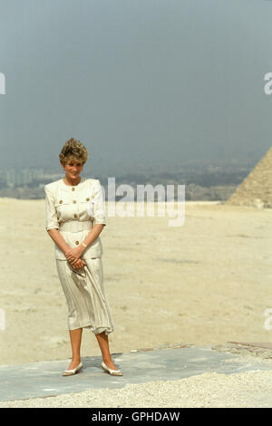 Princess Diana of Wales, on a visit to Egypt in 1992, goes sightseeing at the Pyramids of Giza. Stock Photo