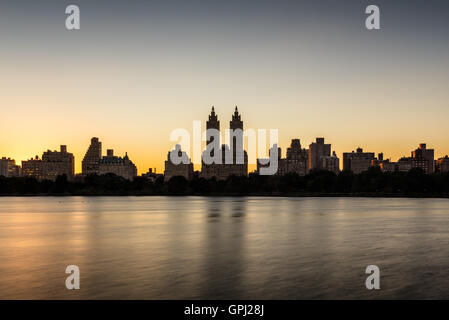 Upper West Side buildings and Central Park Jacqueline Kennedy Onassis Reservoir at sunset. Manhattan, New York City Stock Photo