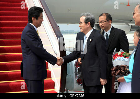 Hangzhou. 4th Sep, 2016. Japanese Prime Minister Shinzo Abe arrives in China's eastern city of Hangzhou to attend the 11th Group of 20 (G20) summit, Sept. 4, 2016. Credit:  Li Mingfang/Xinhua/Alamy Live News Stock Photo