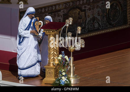 Vatican City, Vatican. 04th September, 2016. Nuns of the Missionary of Charity, the religious order founded by Mother Teresa of Kolkata, carry the mother's relics during her canonization in St. Peter's Square in Vatican City, Vatican on September 04, 2016. Pope Francis has declared Mother Teresa, an icon of Christian charity, a saint in a canonization mass with the presence of 100,000 pilgrims. Credit:  Giuseppe Ciccia/Alamy Live News Stock Photo