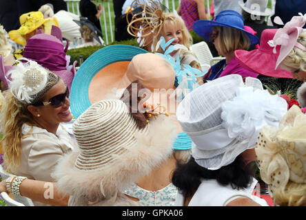 Iffezheim, Germany. 4th Sep, 2016. Unusual hat fashion can be seen at the 'Grosse Woche' equestrian event at the gallop race track in Iffezheim, Germany, 4 September 2016. PHOTO: ULI DECK/dpa/Alamy Live News Stock Photo