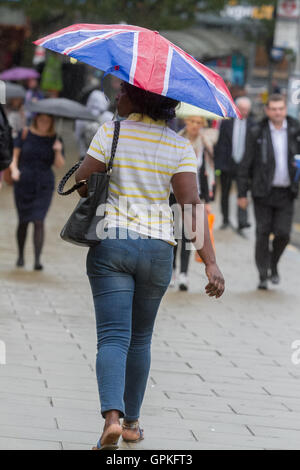 Wimbledon London,UK. 5th September 2016. Morning commuters brave a persistent drizzle in Wimbledon Town centre Credit:  amer ghazzal/Alamy Live News Stock Photo