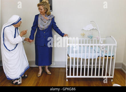 Washington, District of Columbia, USA. 19th June, 1995. In this photo provided by the White House, First Lady Hillary Rodham Clinton, right, holds hands with Mother Teresa, left, at the dedication of a shelter for women and their newborns with the goal of preventing abortions in Washington, DC on Monday, June 19, 1995. Mandatory Credit: Barbara Kinney/White House via CNP © Barbara Kinney/CNP/ZUMA Wire/Alamy Live News Stock Photo