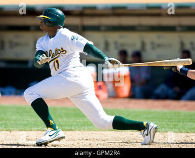 Cleveland Indians' Rajai Davis hits a 2-RBI home run to tie the