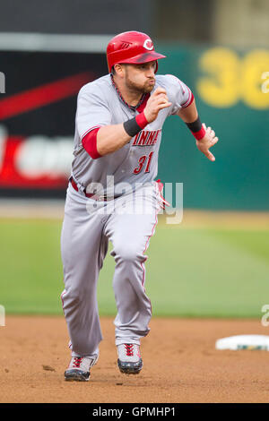 Oakland A's outfielder Jonny Gomes swings pink bat for mom – East