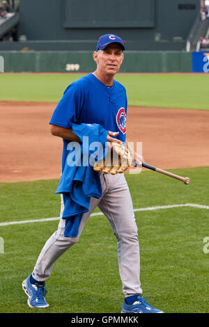 Chicago Cubs bench coach Alan Trammell, right, reacts as Derrek