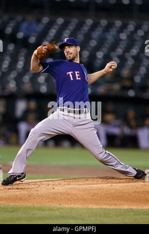 Texas Rangers' Cliff Lee (33) during a baseball game against the Los  Angeles Angels Thursday, Sept. 30, 2010, in Arlington, Texas. (AP  Photo/Tony Gutierrez Stock Photo - Alamy