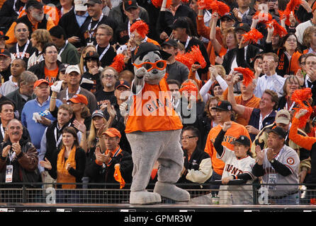 San Francisco, CA: San Francisco Giants' mascot Lou Seal cheers for the  home team. The Padres won the game 3-2. (Credit Image: © Charles  Herskowitz/Southcreek Global/ZUMApress.com Stock Photo - Alamy