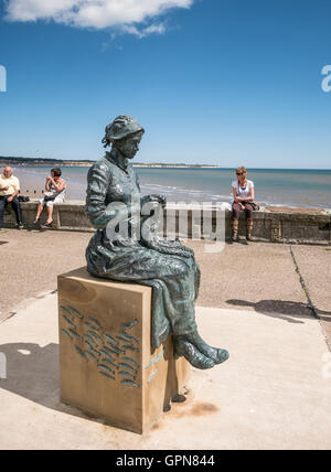 Gansey Girl Bronze Statue by Steve Carvill North Pier Bridlington East Yorkshire UK Stock Photo