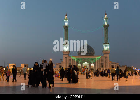 Qom, Emam Hasan Askari (Imam Hassan) Mosque, Pilgrims On The Esplanade At Dusk Stock Photo