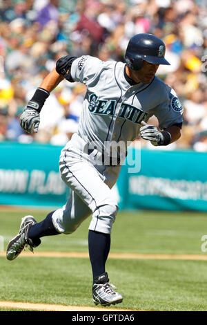 SAN FRANCISCO, United States - Seattle Mariners' Ichiro Suzuki runs to  third base after hitting a two-run inside-the-park home run in the fifth  inning of a major league All-Star Game on July