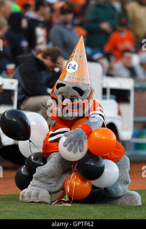 Giants Mascot Lou Seal Takes On Spelling Bee Challenge - CBS San