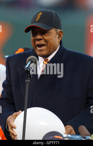 Former San Francisco Giants player Willie Mays waves during a ceremony ...