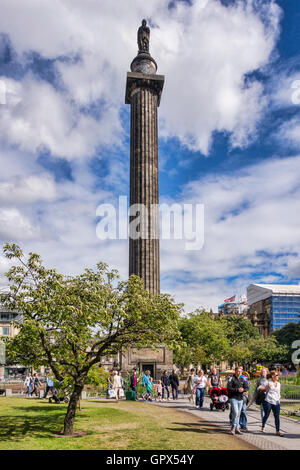 Lunchtime on a sunny day in St Andrew Square, Edinburgh, Scotland. Stock Photo