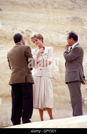 Princess Diana of Wales, on a visit to Egypt in 1992, goes sightseeing at the Pyramids of Giza. Stock Photo