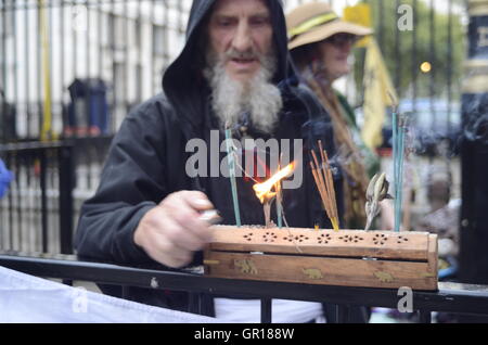 London, UK. 5th September, 2016. English Druids begin vigil against fracking opposite Downing street. Credit:  Philip Robins/Alamy Live News Stock Photo