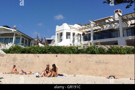 San Diego, CA, USA. 5th Sep, 2016. Sept. 5, 2016 - San Diego, California, USA - Former Massachusetts Governor Mitt Romney looks over the balcony of his recently remodeled beach front-home in La Jolla, CA, while hosting people over for Labor Day. © KC Alfred/ZUMA Wire/Alamy Live News Stock Photo