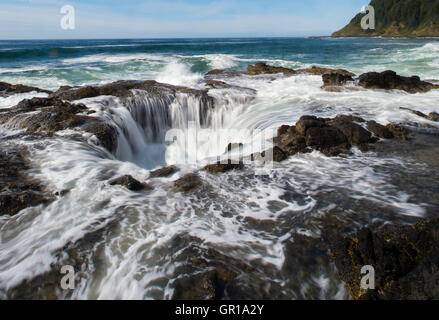 Yachats, Oregon, USA. 5th Sep, 2016. Water rushes into a sinkhole known as ''Thur's Well'' as large waves crash ashore near Yachats along the central Oregon coast. Credit:  Robin Loznak/ZUMA Wire/Alamy Live News Stock Photo