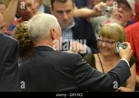 Chesterfield, MO, USA – September 06, 2016: Republican vice presidential candidate, Indiana Governor Mike Pence speaks to supporters at a rally in Chesterfield, Missouri. Credit:  Gino's Premium Images/Alamy Live News Stock Photo