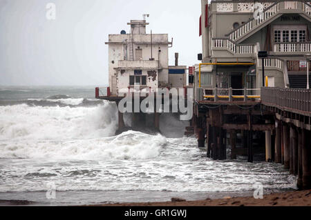 Mar Del Plata, Argentina. 6th Sep, 2016. Strong waves rush to a pier in Mar del Plata, Buenos Aires province, Argentina, on Sept. 6, 2016. The National Meteorological Service (SMN) issued early Tuesday an alert for gale that would affect the eastern and southern parts of Buenos Aires province, with an increase of wind force to 40km or even 65km per hour forecasted. © Diego Izquierdo/TELAM/Xinhua/Alamy Live News Stock Photo