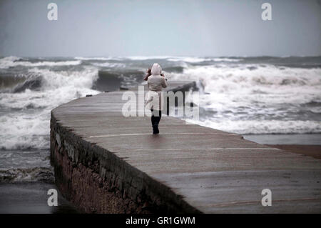 Mar Del Plata, Argentina. 6th Sep, 2016. A woman takes pictures of strong waves in Mar del Plata, Buenos Aires Province, Argentina, on Sept. 6, 2016. The National Meteorological Service (SMN) issued early Tuesday an alert for gale that would affect the eastern and southern parts of Buenos Aires province, with an increase of wind force to 40km or even 65km per hour forecasted. © Diego Izquierdo/TELAM/Xinhua/Alamy Live News Stock Photo