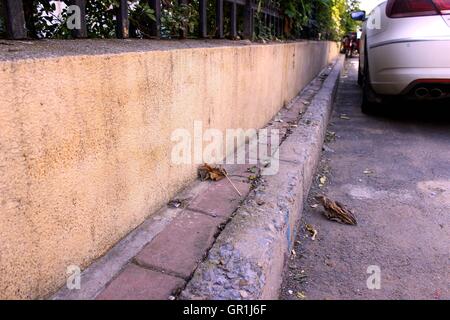 Weifang, Weifang, China. 7th Sep, 2016. Weifang, CHINA-?September 7 2016:?(EDITORIAL?USE?ONLY.?CHINA?OUT) The narrow sidewalk in Weifang, east ChinaÂ¡Â¯s Shandong Province. ItÂ¡Â¯s introduced that the narrowest part of the sidewalk is only about half a meter wide, which is nearly impossible for pedestrians to pass. © SIPA Asia/ZUMA Wire/Alamy Live News Stock Photo