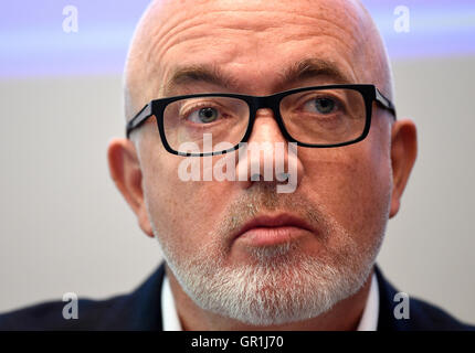 Berlin, Germany. 6th Sep, 2016. Chief Operations Officer David O'Brien answering questions of journalists during a press conference of Ryanair airline in Berlin, Germany, 6 September 2016. PHOTO: RAINER JENSEN/dpa/Alamy Live News Stock Photo