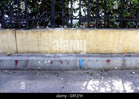 Weifang, Weifang, China. 7th Sep, 2016. Weifang, CHINA-?September 7 2016:?(EDITORIAL?USE?ONLY.?CHINA?OUT) The narrow sidewalk in Weifang, east ChinaÂ¡Â¯s Shandong Province. ItÂ¡Â¯s introduced that the narrowest part of the sidewalk is only about half a meter wide, which is nearly impossible for pedestrians to pass. © SIPA Asia/ZUMA Wire/Alamy Live News Stock Photo