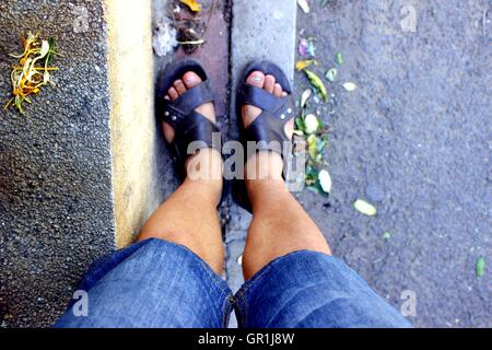 Weifang, Weifang, China. 7th Sep, 2016. Weifang, CHINA-?September 7 2016:?(EDITORIAL?USE?ONLY.?CHINA?OUT) The narrow sidewalk in Weifang, east ChinaÂ¡Â¯s Shandong Province. ItÂ¡Â¯s introduced that the narrowest part of the sidewalk is only about half a meter wide, which is nearly impossible for pedestrians to pass. © SIPA Asia/ZUMA Wire/Alamy Live News Stock Photo