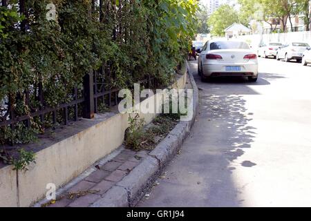 Weifang, Weifang, China. 7th Sep, 2016. Weifang, CHINA-?September 7 2016:?(EDITORIAL?USE?ONLY.?CHINA?OUT) The narrow sidewalk in Weifang, east ChinaÂ¡Â¯s Shandong Province. ItÂ¡Â¯s introduced that the narrowest part of the sidewalk is only about half a meter wide, which is nearly impossible for pedestrians to pass. © SIPA Asia/ZUMA Wire/Alamy Live News Stock Photo