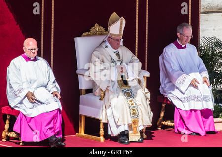 Papa Francesco in Piazza San Pietro for Canonization of Mother Teresa Calcutta Stock Photo