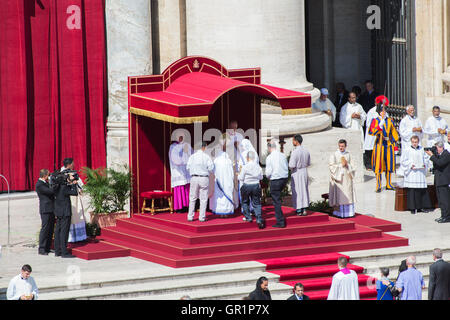 Papa Francesco in Piazza San Pietro for Canonization of Mother Teresa Calcutta Stock Photo