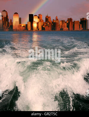 New York City skyline scene at sunset with a colorful view of the ...