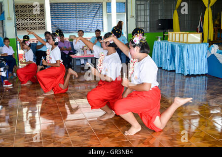 The famous Thai Culture and traditional dances show in Nong Nooch ...