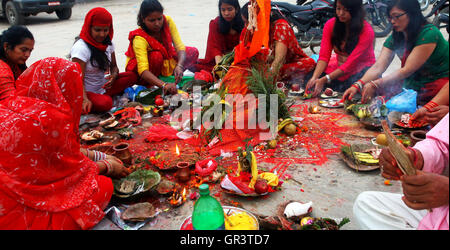 Kathmandu, Nepal. 06th Sep, 2016. Hindu women offer prayers during Rishi Panchami festival on the bank of Bagmati river. Rishi Panchami, also known as Bhadraprada Sukla Panchami, is the last day of Teej Festival.On the occasion, women take a bath early in the morning to mark Rishi Panchami and seek forgiveness for ‘sins' committed during monthly periods.Hindu women offer prayers to Saptarshis (seven saints). © Archana Shrestha/Pacific Press/Alamy Live News Stock Photo