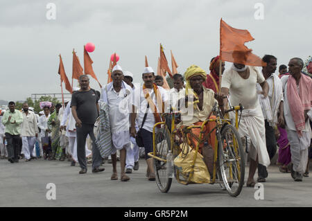 Pilgrims or warkari at Pandarpur yatra, Maharashtra, India Stock Photo