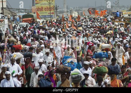 Pilgrims or warkari at Pandarpur yatra, Maharashtra, India Stock Photo