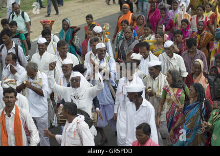 Pilgrims or warkari at Pandarpur yatra, Maharashtra, India Stock Photo