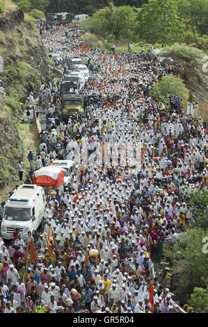 Pilgrims or warkari at Pandarpur yatra, Maharashtra, India Stock Photo