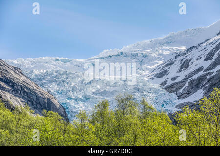 The Briksdalsbreen In Norway Is An Offshoot Of The Largest Mainland Glacier In Europe, The Jostedalsbreen. Stock Photo