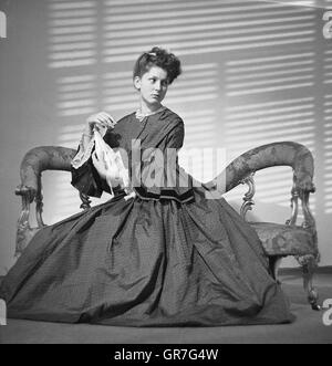 Classic 1900s style portrait of a sitting woman by Gilbert Adams (1906-1996), prominent third generation photographer, son of Marcus and grandson of Walton, Gilbert Adams trained with and assisted his father, later specialising in photographing the ballet. *** Local Caption *** From the Gilbert Adams Collection of photography   Copyright Tony Henshaw Copyright Tony Henshaw www.ukeditions.co.uk Stock Photo