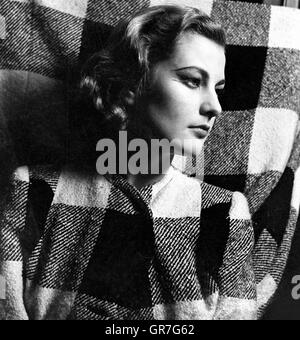 1940's Portrait of a woman in chequered (checked) clothing with corresponding backdrop by Gilbert Adams (1906-1996), prominent third generation photographer, son of Marcus and grandson of Walton, Gilbert Adams trained with and assisted his father, later specialising in photographing the ballet. *** Local Caption *** From the Gilbert Adams Collection of photography   Copyright Tony Henshaw Stock Photo