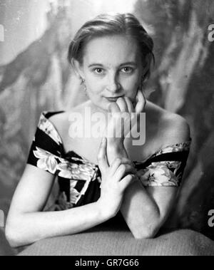 1940's Eyes to camera portrait of a woman by Gilbert Adams (1906-1996), prominent third generation photographer, son of Marcus and grandson of Walton, Gilbert Adams trained with and assisted his father, later specialising in photographing the ballet. *** Local Caption *** From the Gilbert Adams Collection of photography   Copyright Tony Henshaw Stock Photo