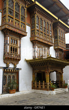 Richly Ornated Windows, Doors And Bay Windows In The Monastery And Fortress Punakha Dzong, Punakah, Bhutan Stock Photo