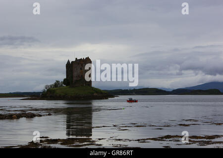 Scotland, Stalker Castle, the depression castle stands on a small, rocky tidal island in the Loch spawn, a bay of the Loch Linnh Stock Photo