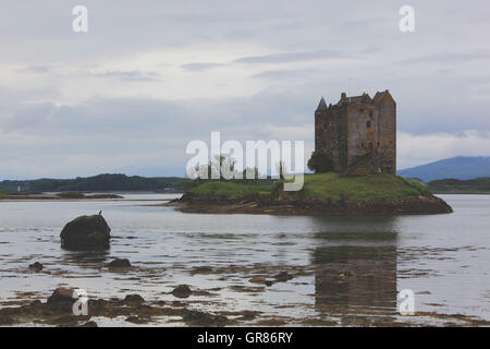 Scotland, Stalker Castle, the depression castle stands on a small, rocky tidal island in the Loch spawn, a bay of the Loch Linnh Stock Photo