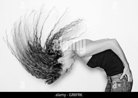 Junge Temperamentvolle Frau Lässt Ihre Haare Fliegen Stock Photo