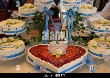 The Performance Of The Magnificent Wedding Cake Is For Each Bride And Groom And All The Guests An Important Ritual Stock Photo